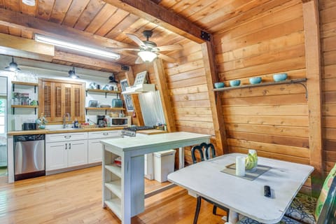 Pet-Friendly Lavonia Cabin, Walk to Lake Hartwell! Cabin in Lake Hartwell