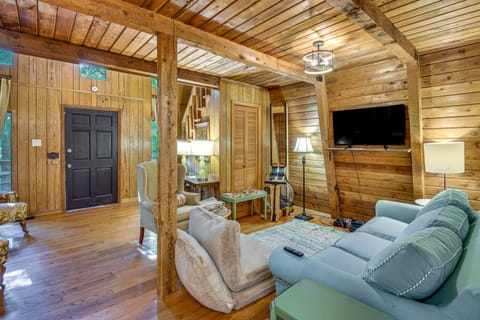 Pet-Friendly Lavonia Cabin, Walk to Lake Hartwell! Cabin in Lake Hartwell
