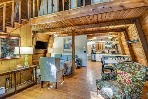 Pet-Friendly Lavonia Cabin, Walk to Lake Hartwell! Cabin in Lake Hartwell