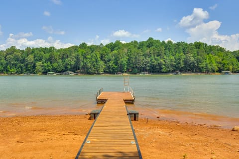 Pet-Friendly Lavonia Cabin, Walk to Lake Hartwell! Cabin in Lake Hartwell
