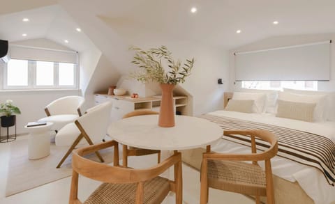 Bed, Living room, Photo of the whole room, Seating area, Dining area, Bedroom