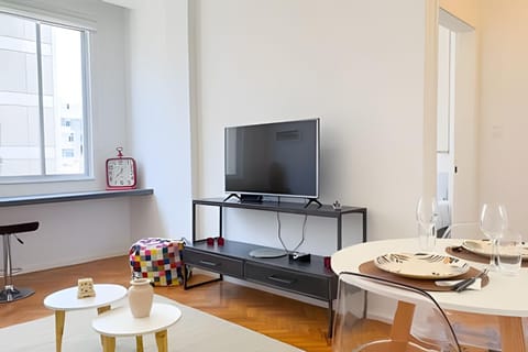 Communal lounge/ TV room, TV and multimedia, Living room, Seating area, Dining area
