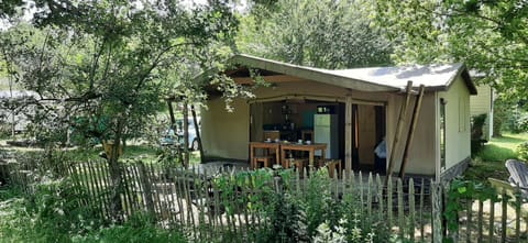 Property building, Natural landscape, Garden, Dining area, Garden view