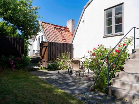 Property building, Facade/entrance, Garden