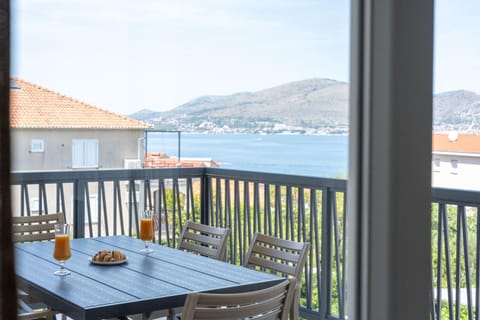 Natural landscape, Balcony/Terrace, Seating area, Dining area, Sea view