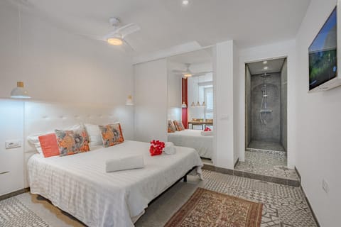 Bed, TV and multimedia, Photo of the whole room, Bedroom, towels, wardrobe