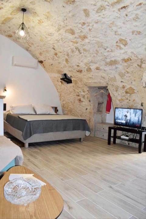 Bed, TV and multimedia, Living room, Bedroom
