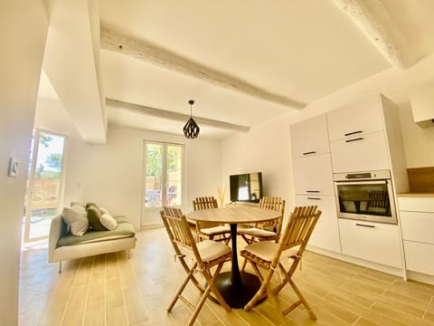 TV and multimedia, Kitchen or kitchenette, Living room, Seating area, Dining area