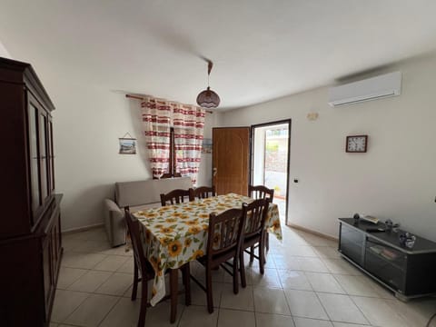 Living room, Dining area, air conditioner
