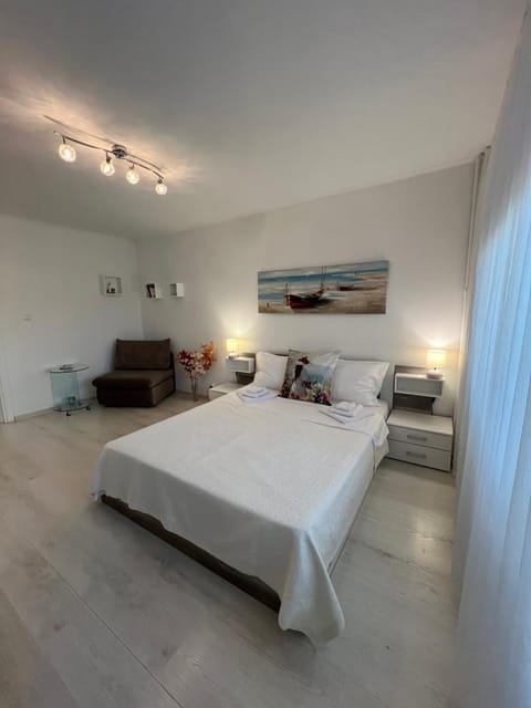 Bed, Photo of the whole room, Seating area, Bedroom