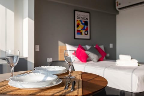 Bed, Photo of the whole room, Dining area, Bedroom, towels