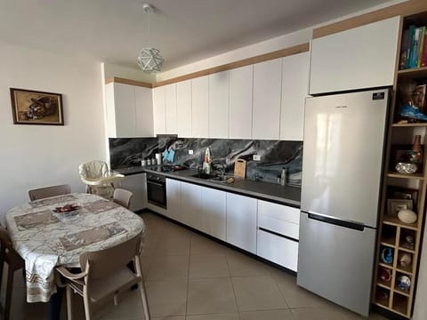 Kitchen or kitchenette, Dining area, dishwasher, minibar, oven, pet friendly, stove