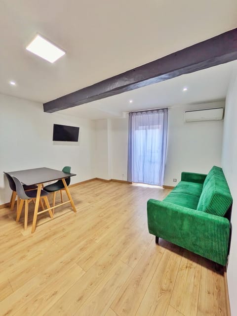 Communal lounge/ TV room, TV and multimedia, Living room, Seating area, Dining area