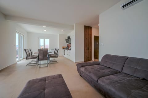 Living room, Seating area, Dining area, air conditioner