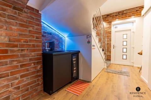 Kitchen or kitchenette, minibar