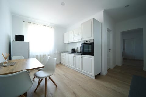Kitchen or kitchenette, Dining area, oven, stove