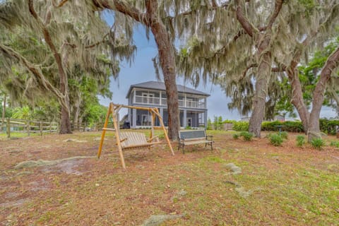 Private Beach at Lakefront Summerfield Getaway! House in Lake Weir