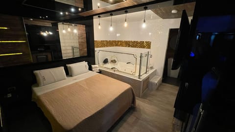 Bed, Bathroom, TV and multimedia, Bath, towels