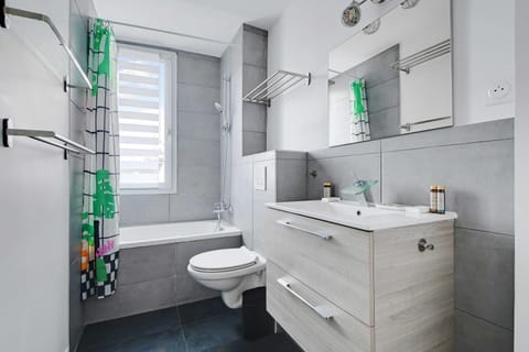 Cozy Apartment 2Bdr-4P - in the Heart of Suresnes Apartment in Puteaux