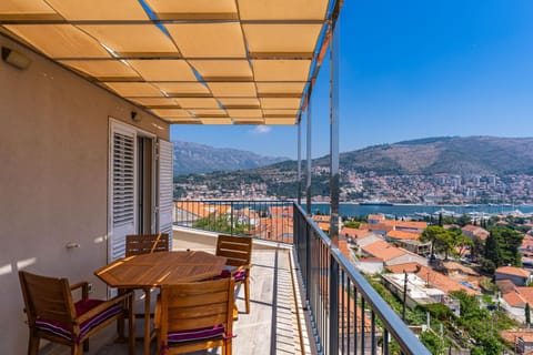 Day, View (from property/room), Balcony/Terrace, Dining area, City view
