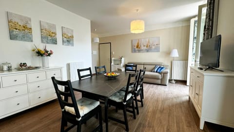 TV and multimedia, Kitchen or kitchenette, Living room, Dining area