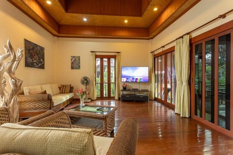 Communal lounge/ TV room, TV and multimedia, Living room, Seating area, Evening entertainment