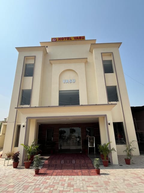 Property building, Facade/entrance, Day
