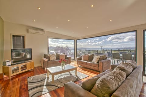 Georges Bay Luxury House in St Helens