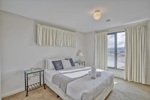 Georges Bay Luxury House in St Helens