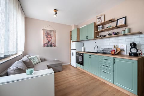Coffee/tea facilities, Kitchen or kitchenette, Living room, Seating area, oven, stove