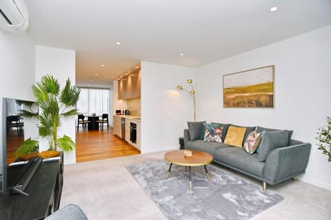 TV and multimedia, Kitchen or kitchenette, Living room, Seating area, Dining area, oven, air conditioner