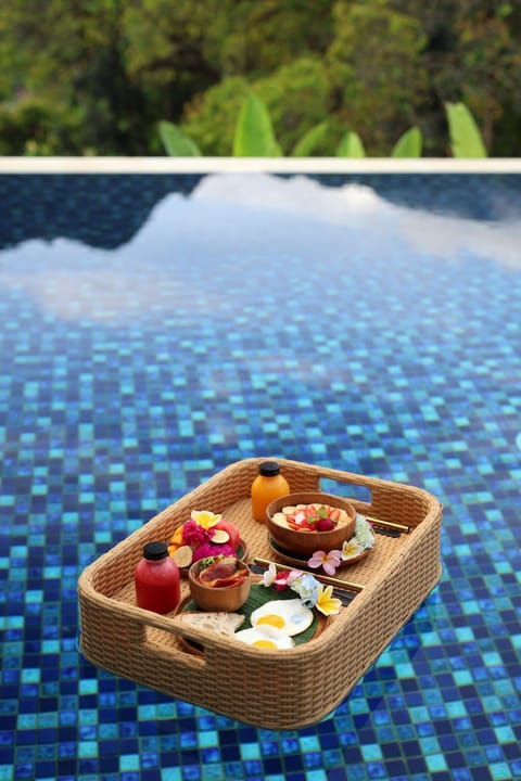 Day, Food and drinks, Pool view, Swimming pool