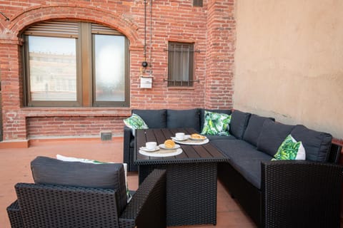 Patio, Day, Coffee/tea facilities, Balcony/Terrace, Food and drinks, Seating area, Dining area, Food