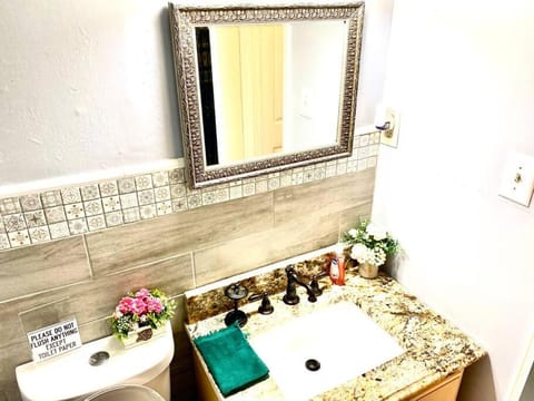 Welcome International Guests-Medical Residents-free shuttle downtown-full kitchen- free parking Apartment in Memphis