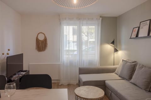 Property building, TV and multimedia, Living room, Seating area