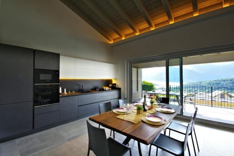 Natural landscape, View (from property/room), Balcony/Terrace, Kitchen or kitchenette, Living room, Food and drinks, Dining area, Lake view, Mountain view