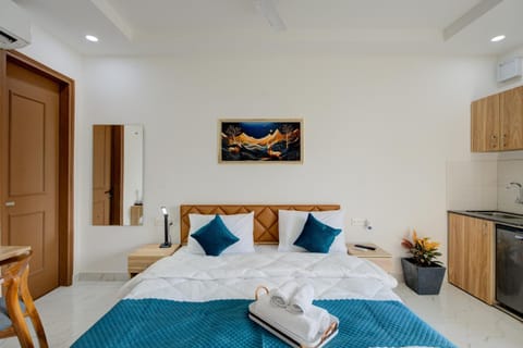 Bed, Kitchen or kitchenette, Photo of the whole room, Bedroom, towels, wardrobe, air conditioner