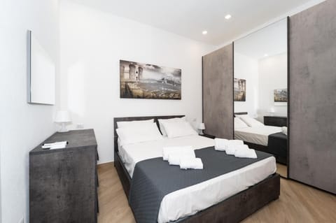 Bed, Photo of the whole room, Bedroom, towels