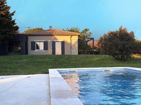 Property building, Garden, Garden view, Pool view, Swimming pool