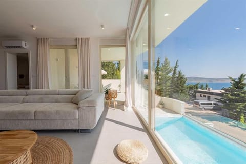 View (from property/room), Balcony/Terrace, Living room, Seating area, Pool view, Sea view, Swimming pool