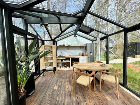 Kitchen or kitchenette, Dining area