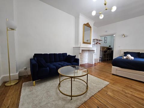 Bed, Living room