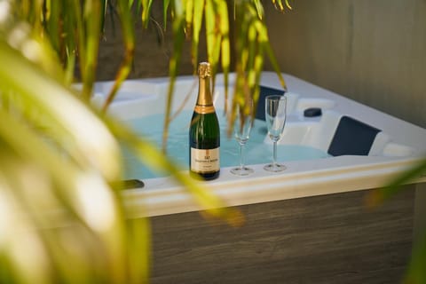 Hot Tub, Food and drinks, Drinks