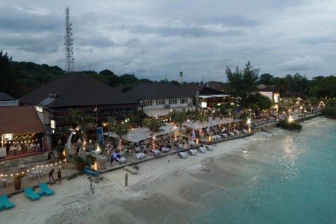 Restaurant/places to eat, People, Natural landscape, Beach, Sea view, group of guests