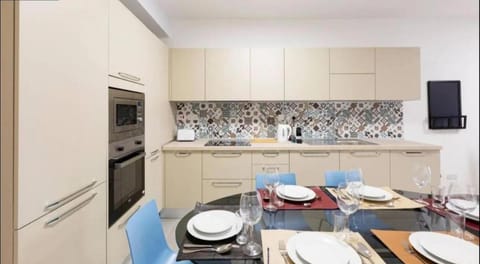 Kitchen or kitchenette, Dining area, oven, stove