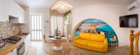 TV and multimedia, Kitchen or kitchenette, Living room, Seating area, Dining area