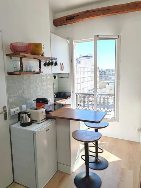 Kitchen or kitchenette, Dining area, stove
