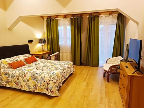 Bed, TV and multimedia, Photo of the whole room, Seating area, Bedroom