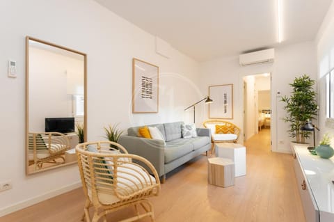 TV and multimedia, Living room, Seating area, air conditioner