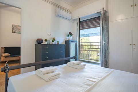 Bed, Bedroom, towels, air conditioner